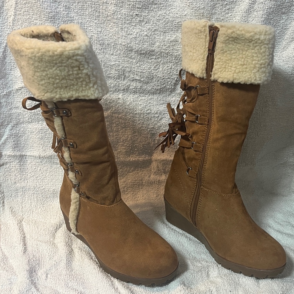NWOT American Eagle girls faux brown suede/shearling fringe boots in size 1
